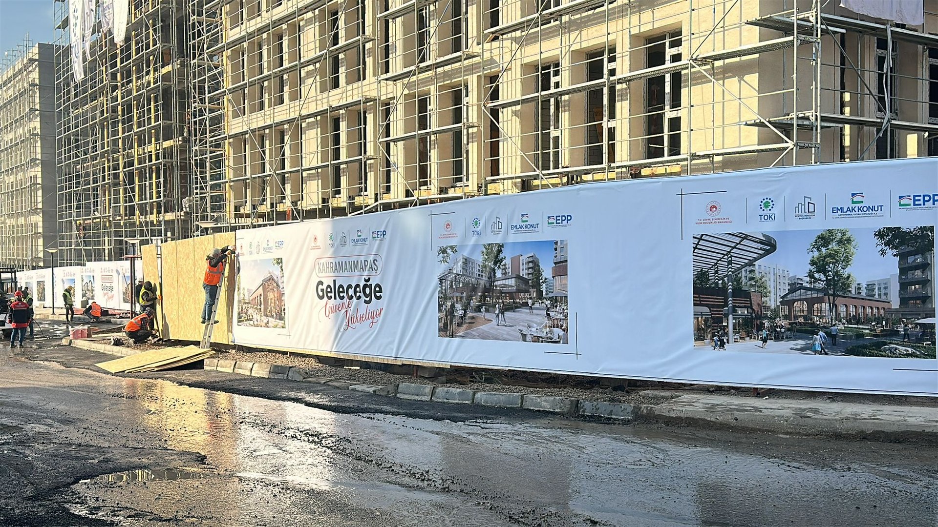 TOKİ Emlak Konut projesinde parapet kapama ve dijital baskılı vinil branda uygulaması